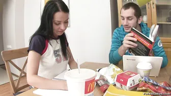 Первый раз получила член в жопу. Русская брюнетка Cindy Jays